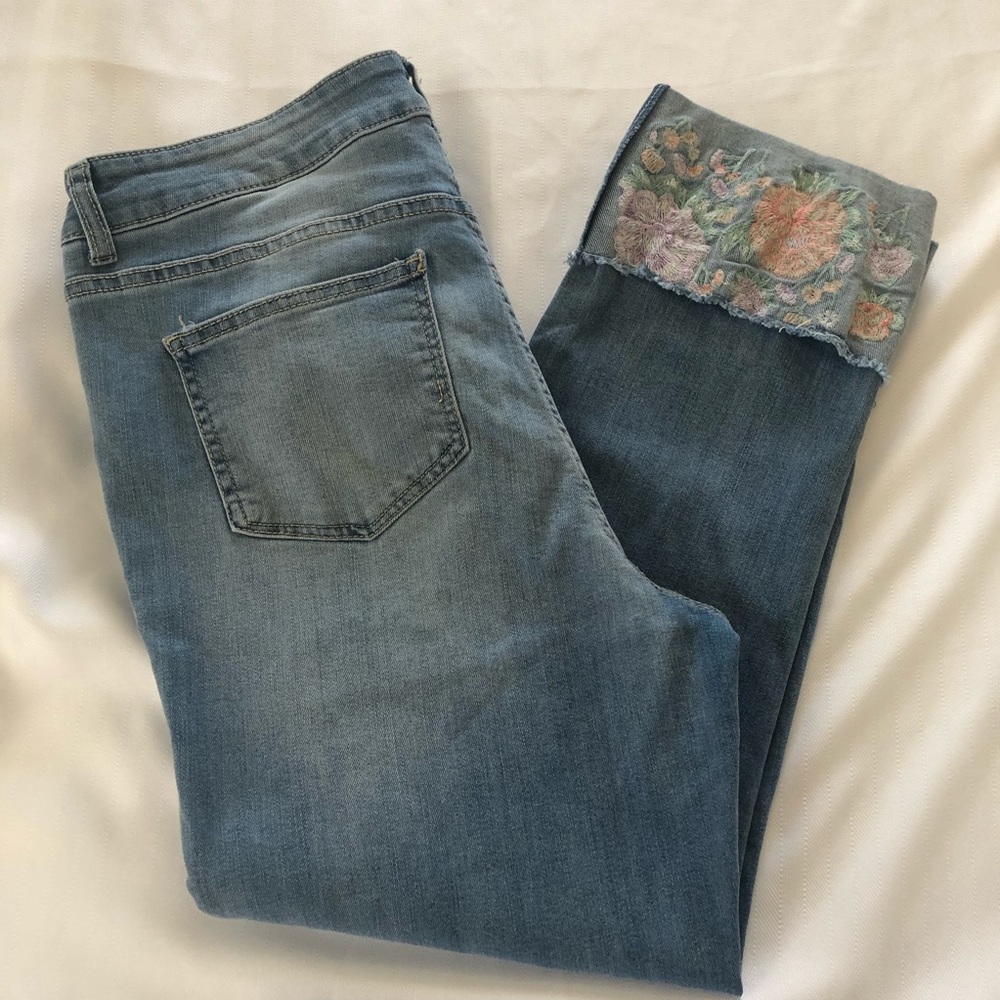 Westport Signature Fit Crop embroidered hem jeans